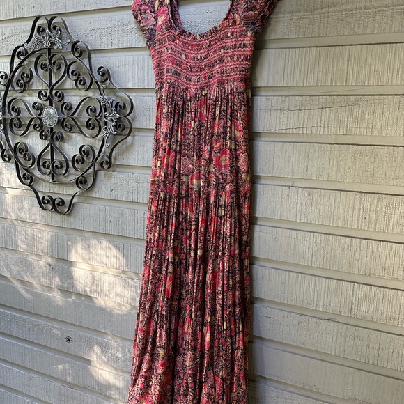 Gorgeous Free People maxi dress. Shirred top . Perfect for spring and summer . - Picture 6 of 7